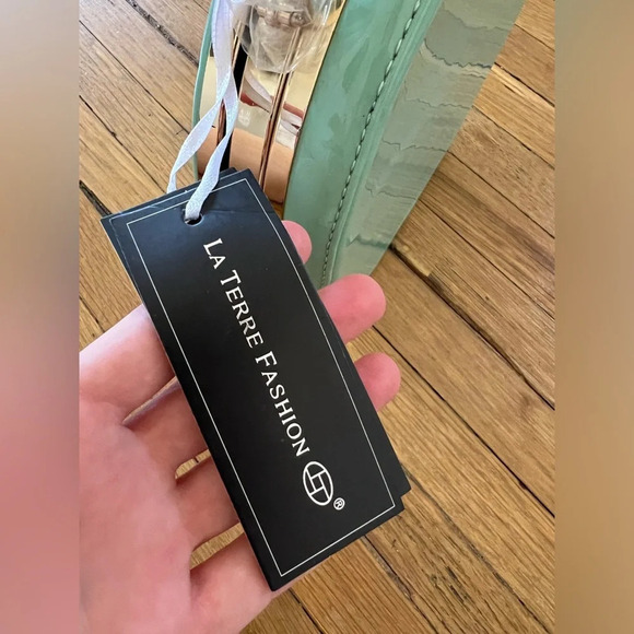 NWT La Terre Mint Green Crossbody Bag with detachable strap - Picture 2 of 9